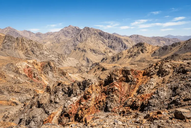 Mogotes Metals: Zwei Neuentdeckungen und massiv aufgestocktes Bohrprogramm