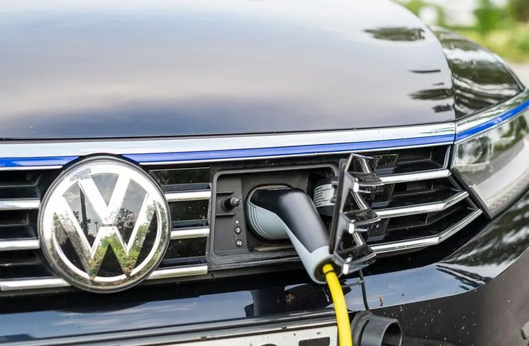 Volkswagen strebt Unabhängigkeit von chinesischen Batteriekomponenten an