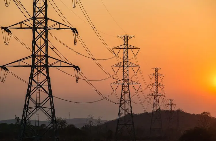 EDF ringt mit sinkenden Strompreisen