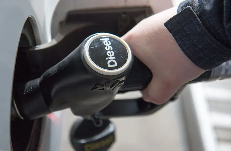 Spritpreise erreichen neuen Tiefstand in 2025
